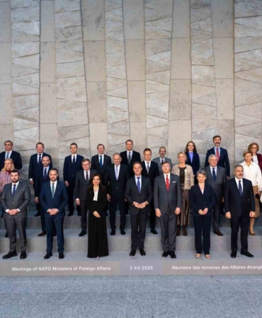 disisleri-bakani-fidan-nato-disisleri-bakanlari-ile-aile-fotografi-cektirdi-dWPrqjn5.jpg
