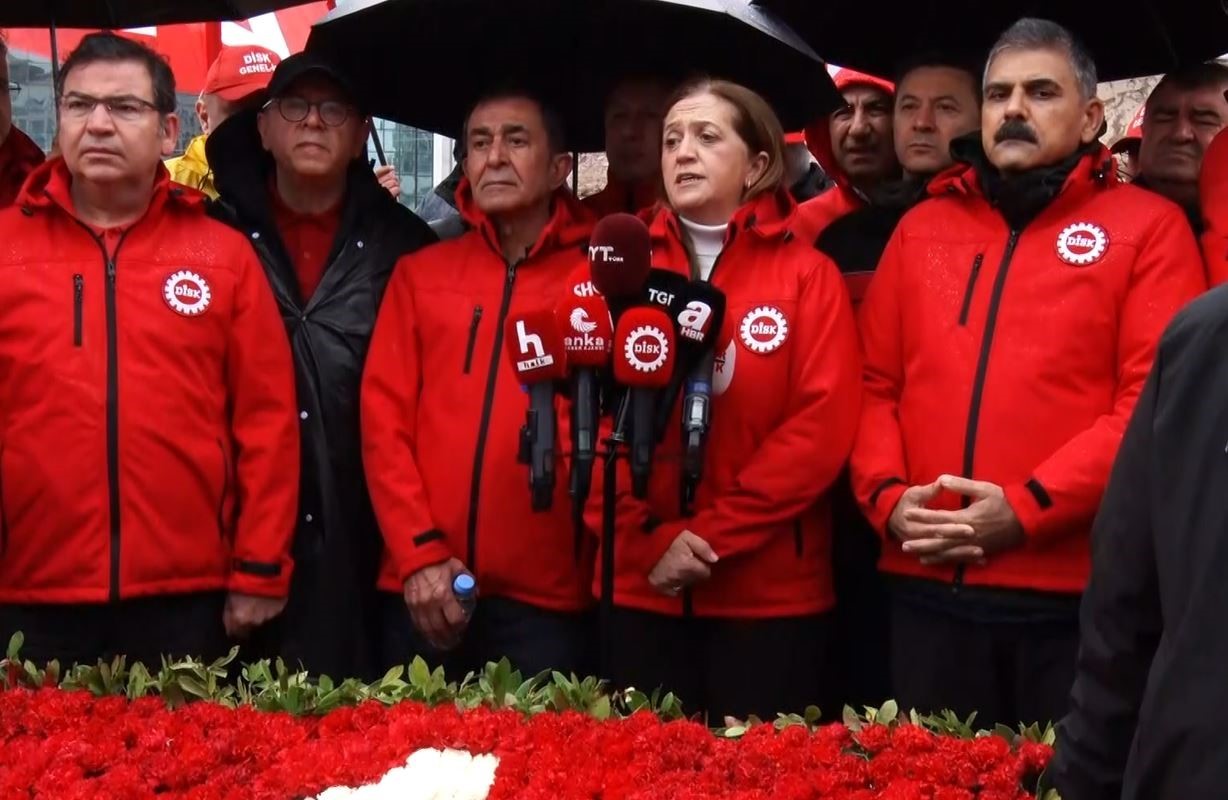 DİSK Taksim Anıtı’na çelenk bıraktı 5 disk taksim anitina celenk birakti 1 pMWzRZnM