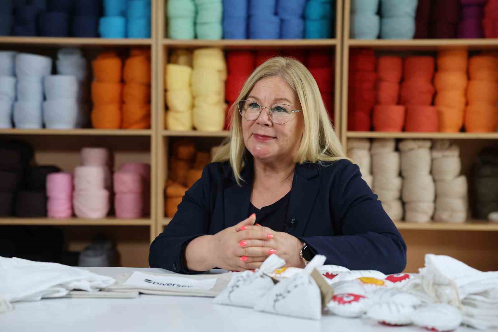 diversey linens for life programi ile hem kadinlar gucleniyor hem dongusel ekonomiye katki saglaniyor d7NX8YMX