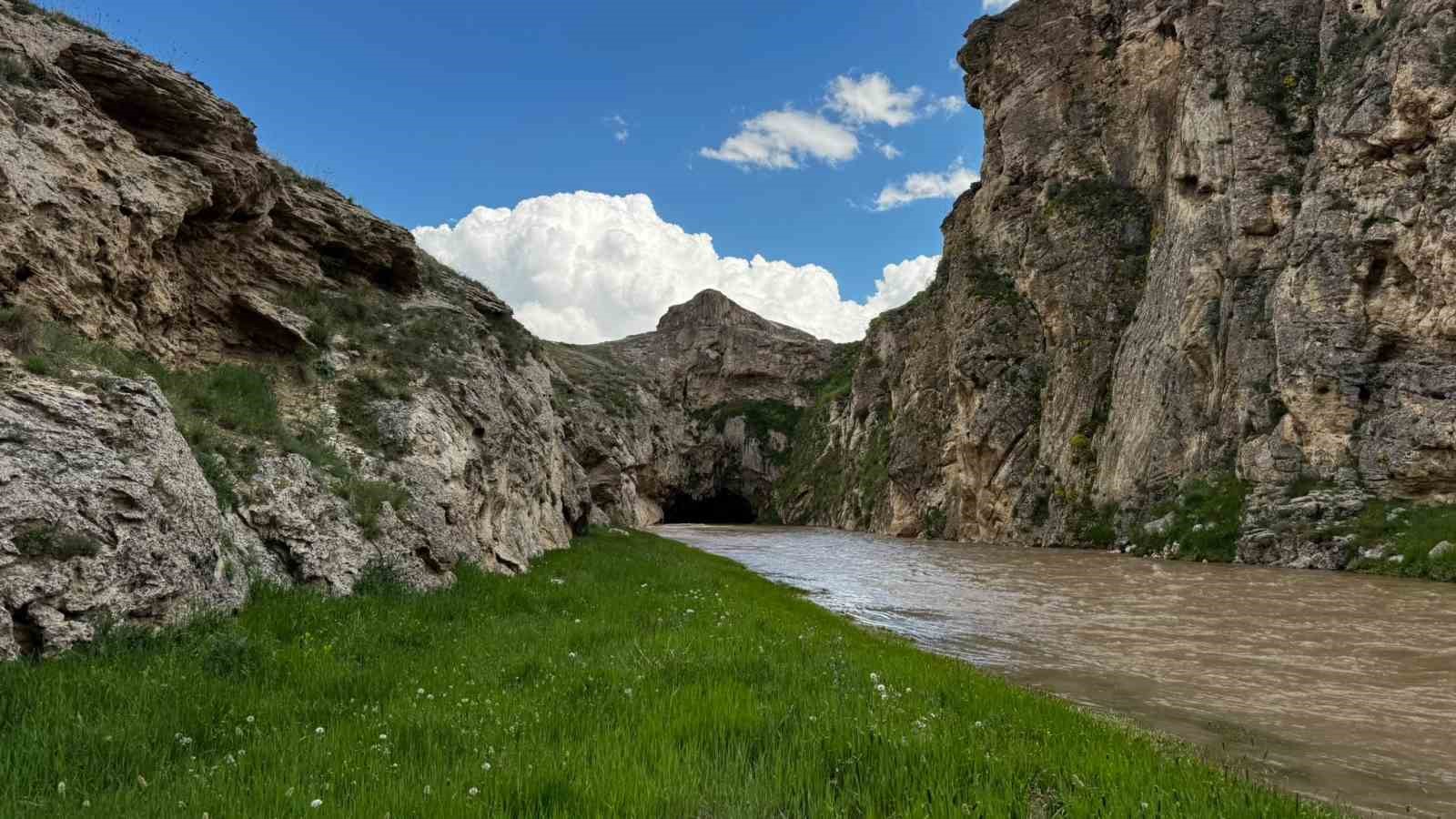 Diyadin Kanyonu’nun doğal güzelliği dron ile görüntülendi 4 diyadin kanyonunun dogal guzelligi dron ile goruntulendi 0 4T9TATIG
