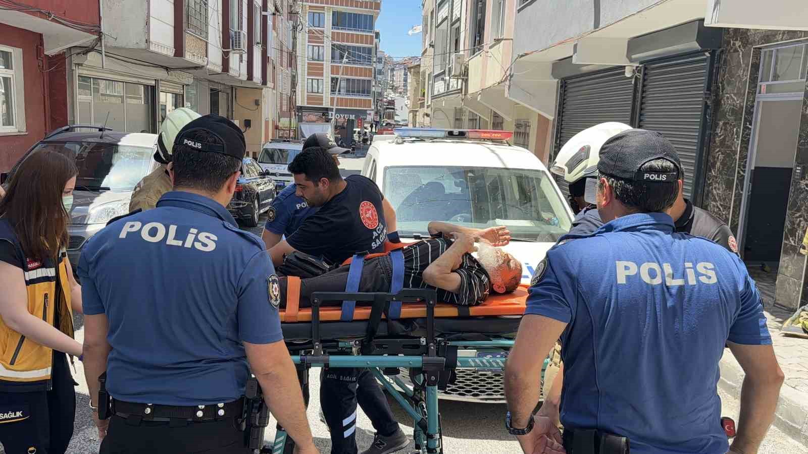 Diyaliz hastası evinde mahsur kaldı, camdan yardım istedi 5 diyaliz hastasi evinde mahsur kaldi camdan yardim istedi 1 ELhTPEg3