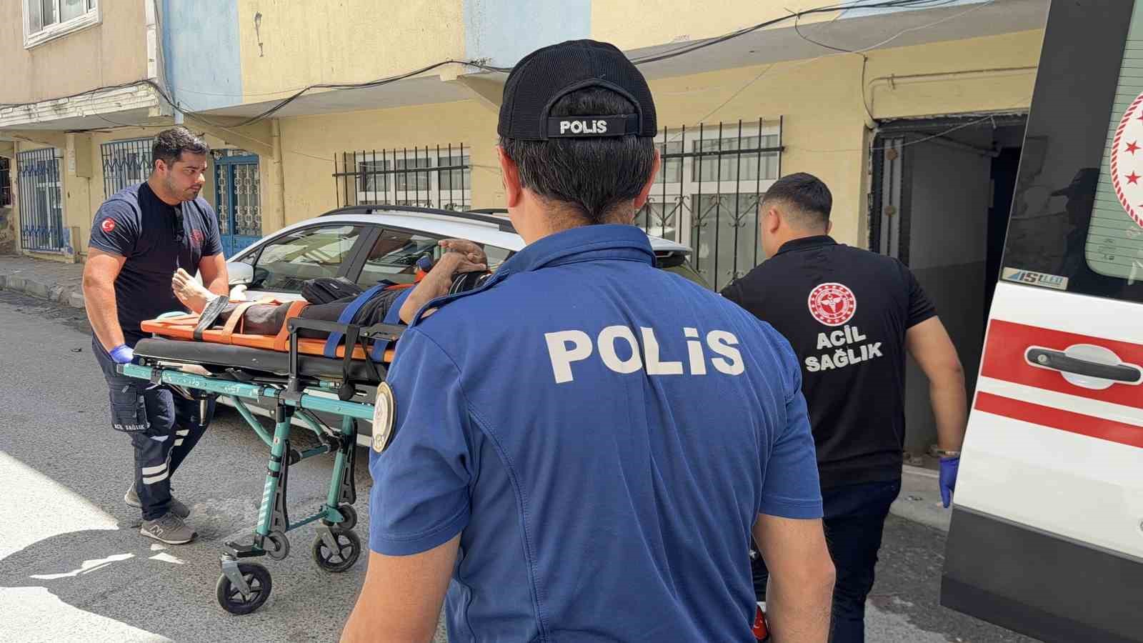 Diyaliz hastası evinde mahsur kaldı, camdan yardım istedi 6 diyaliz hastasi evinde mahsur kaldi camdan yardim istedi 2 PdmCCFbZ