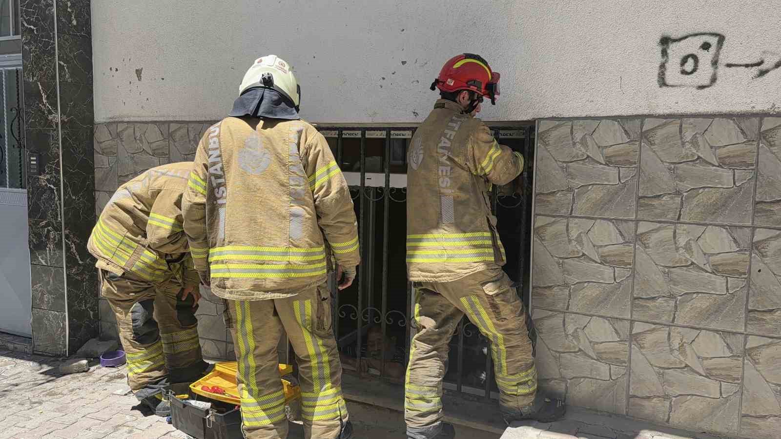 Diyaliz hastası evinde mahsur kaldı, camdan yardım istedi 10 diyaliz hastasi evinde mahsur kaldi camdan yardim istedi 6 AYqHKIN7