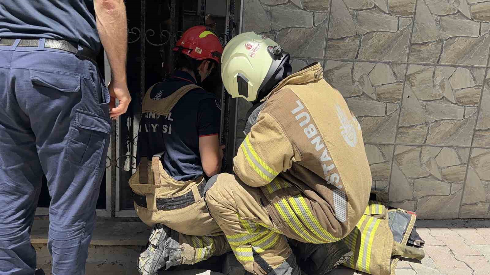 Diyaliz hastası evinde mahsur kaldı, camdan yardım istedi 11 diyaliz hastasi evinde mahsur kaldi camdan yardim istedi 7 skuXbSBf
