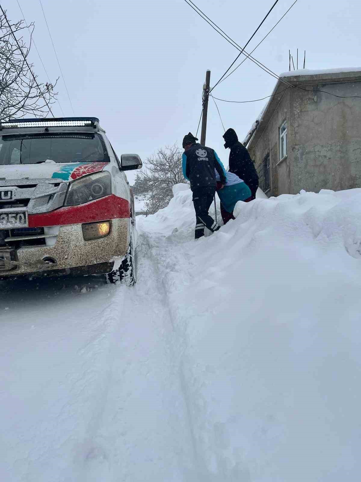 diyaliz hastasi kadin paletli aracla alinip saglik kurulusuna ulastirildi 1 q2q4vLqb