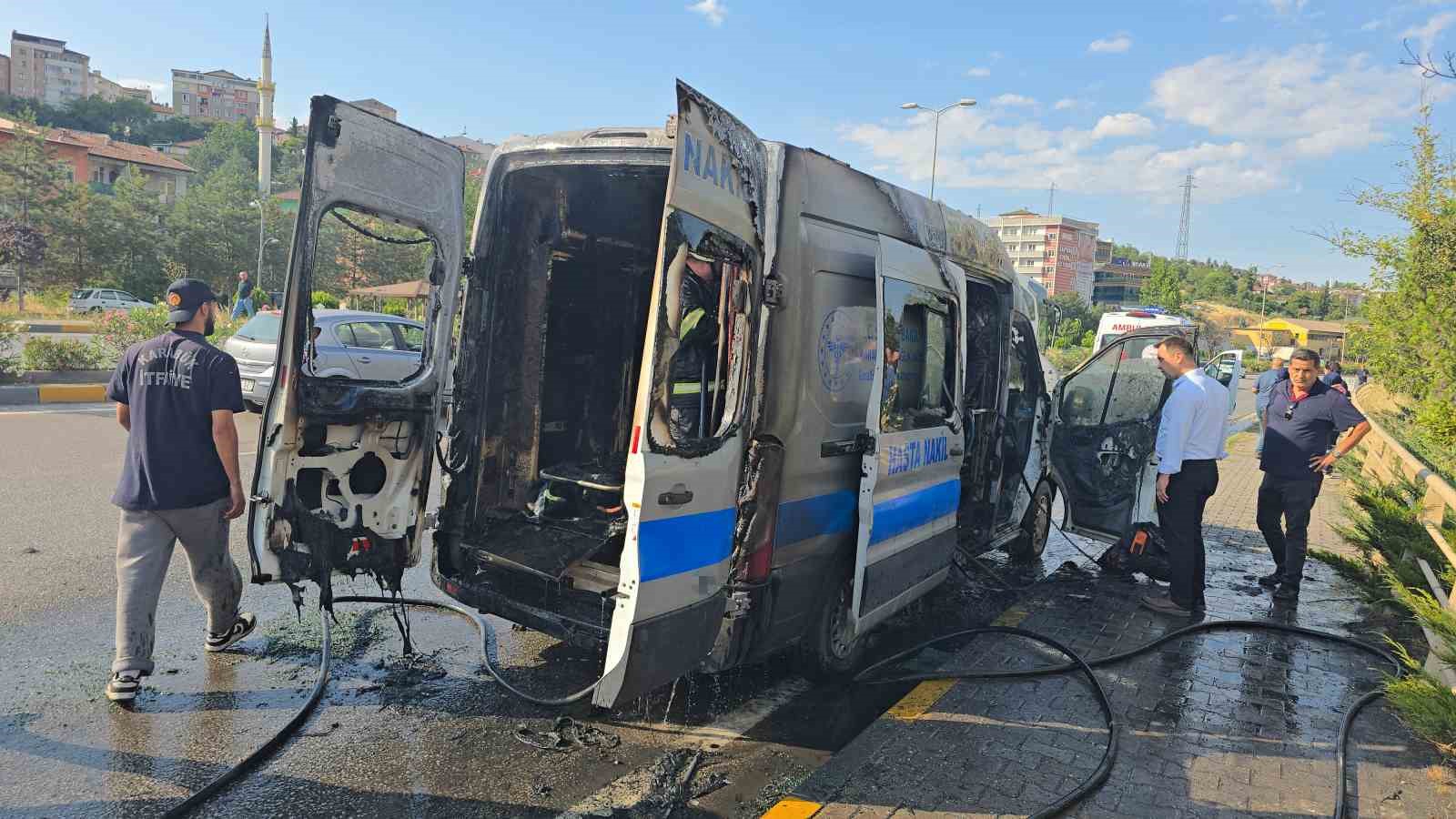 diyaliz hastasini tasiyan hasta nakil araci alevlere teslim oldu 0 LAiDC3yp