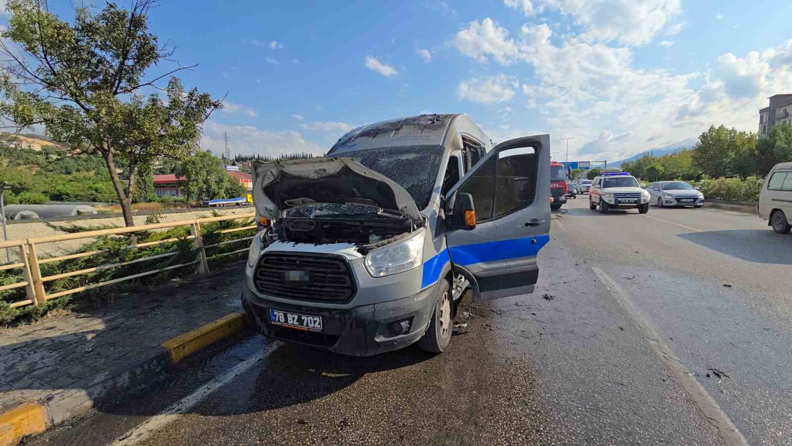 diyaliz hastasini tasiyan hasta nakil araci alevlere teslim oldu 1 dkwW2dSm