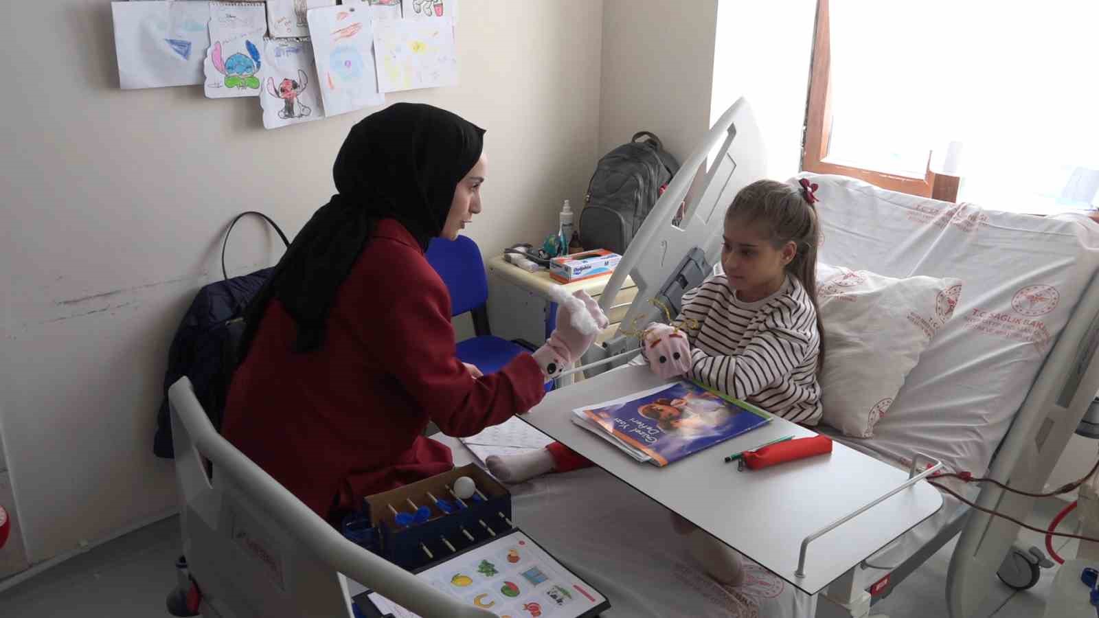Diyaliz merkezinde 13 yaşındaki Melek için okuma yazma seferberliği 6 diyaliz merkezinde 13 yasindaki melek icin okuma yazma seferberligi 2 UIkGiiXq