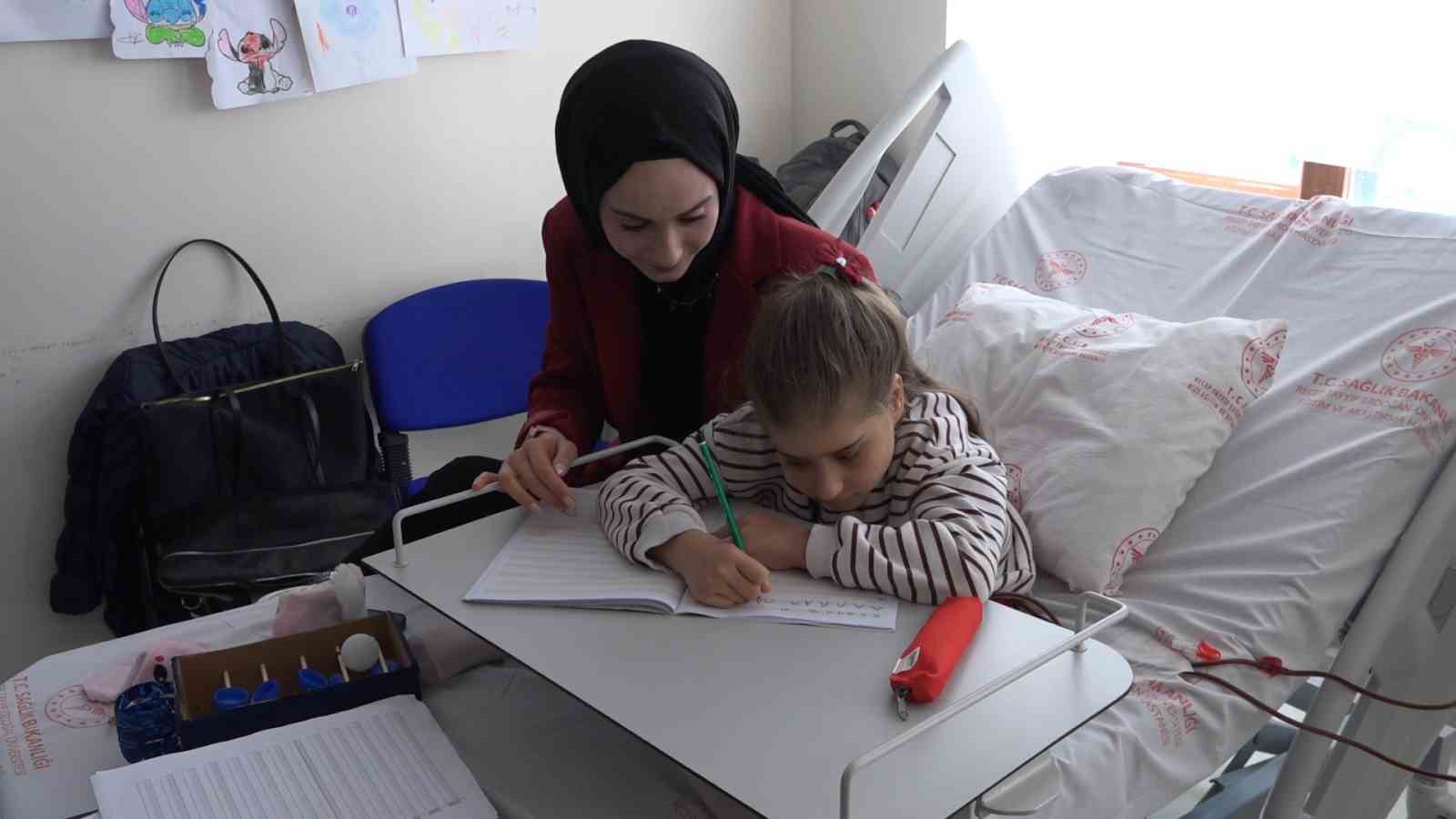 Diyaliz merkezinde 13 yaşındaki Melek için okuma yazma seferberliği 8 diyaliz merkezinde 13 yasindaki melek icin okuma yazma seferberligi 4 UMP1fWr6
