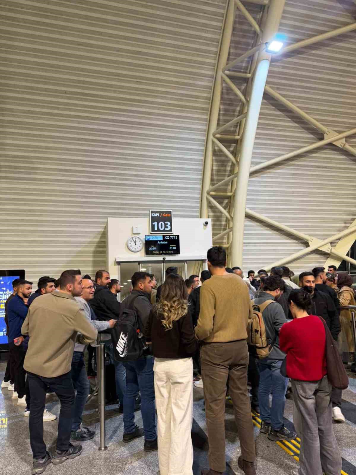 diyarbakir antalya seferini yapan sunexpresin 7 saatlik rotari yolcularin tepkisine sebep oldu 4 795ztnwQ