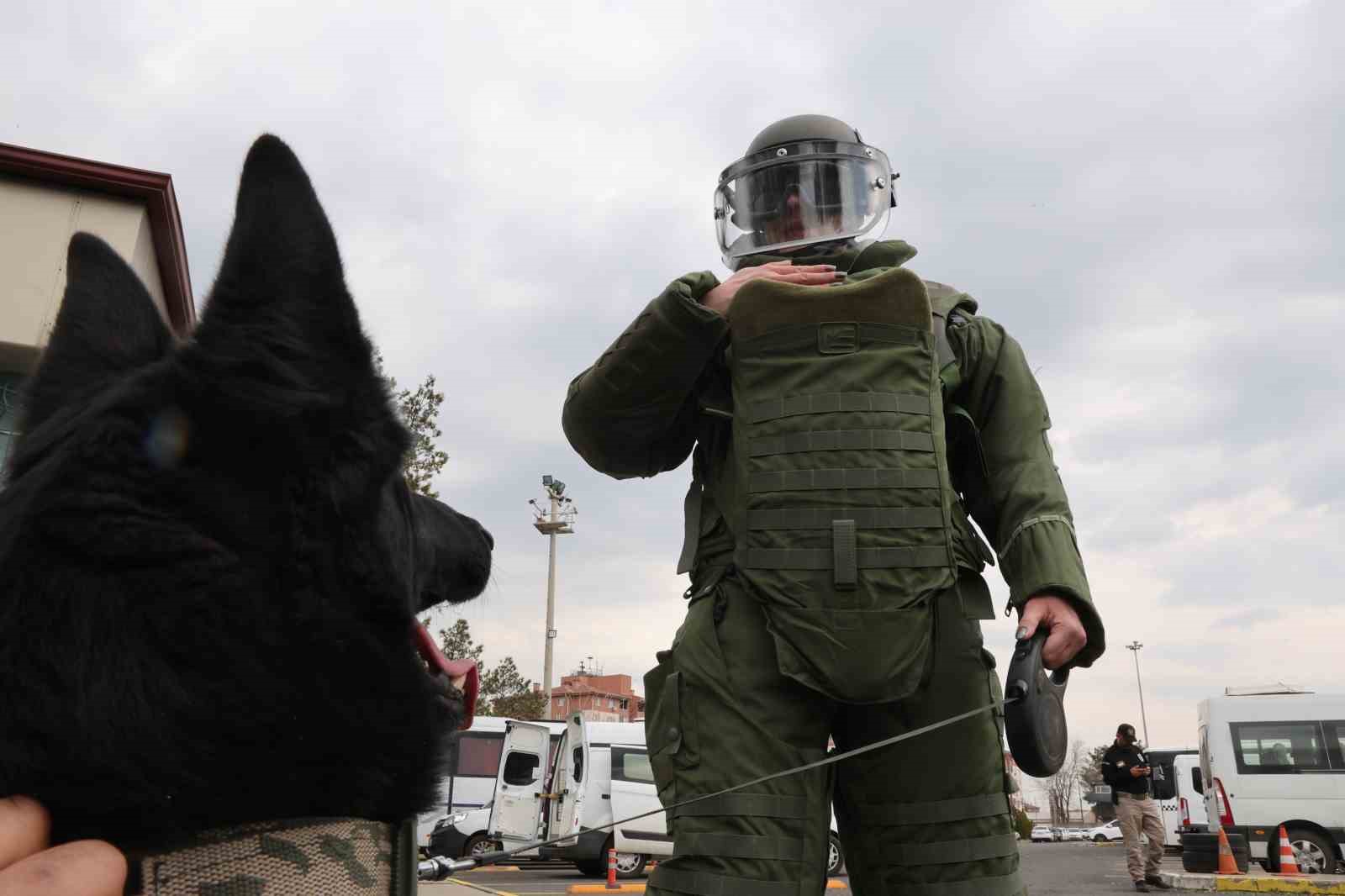 Diyarbakır Emniyeti’nin bu birimindeki kadınlar detaycılıklarıyla olayları aydınlatıyor 18 diyarbakir emniyetinin bu birimindeki kadinlar detayciliklariyla olaylari aydinlatiyor 14 64MiIpyl