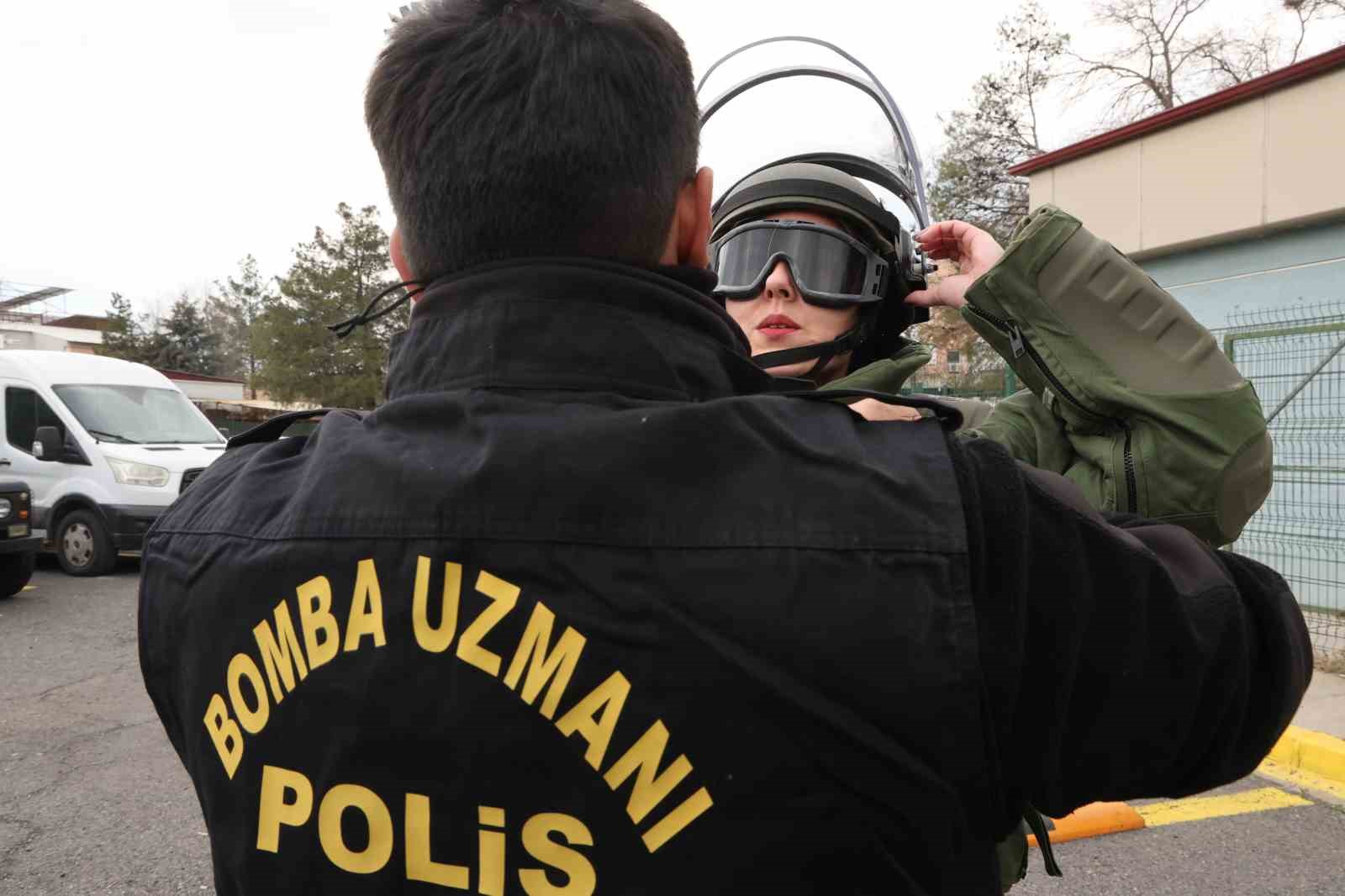 Diyarbakır Emniyeti’nin bu birimindeki kadınlar detaycılıklarıyla olayları aydınlatıyor 13 diyarbakir emniyetinin bu birimindeki kadinlar detayciliklariyla olaylari aydinlatiyor 9 ykjY23jz