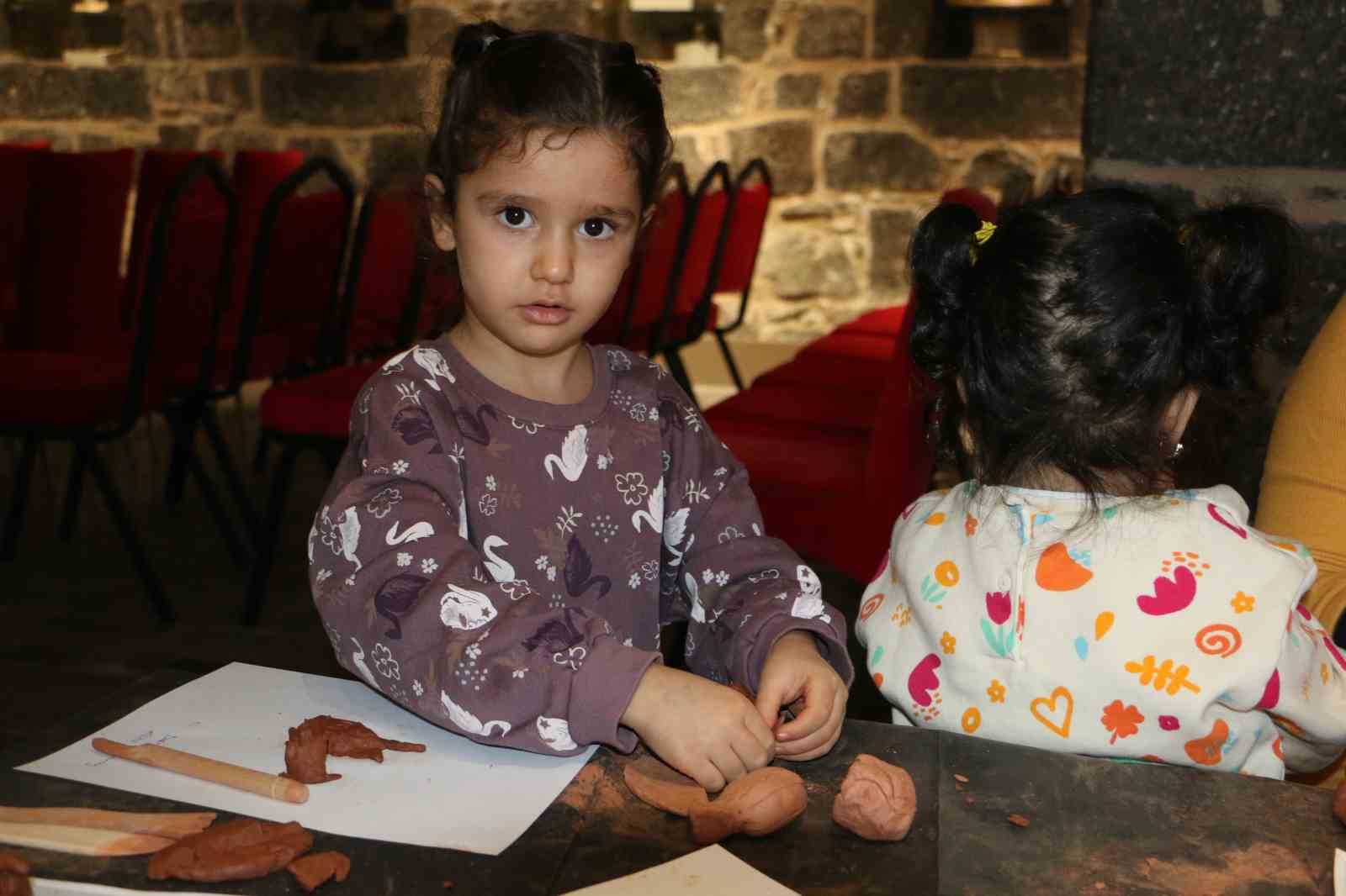 diyarbakir ickale muzesinde kurulan cocuk atolyesinde cocuklar kendi eserlerini yapip sergiliyor 1 LqerJnMj
