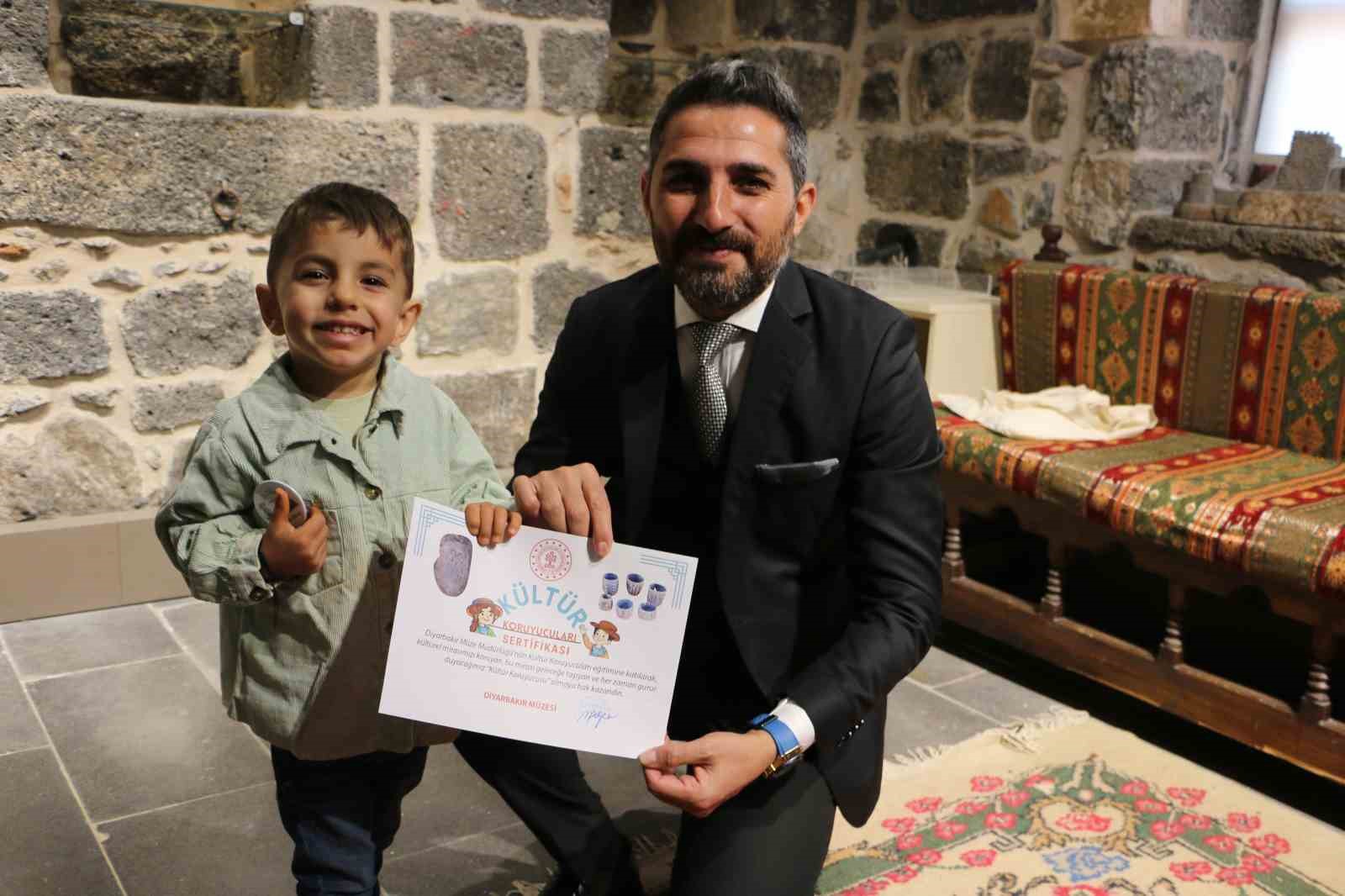 diyarbakir ickale muzesinde kurulan cocuk atolyesinde cocuklar kendi eserlerini yapip sergiliyor 10 5ErbM7WJ