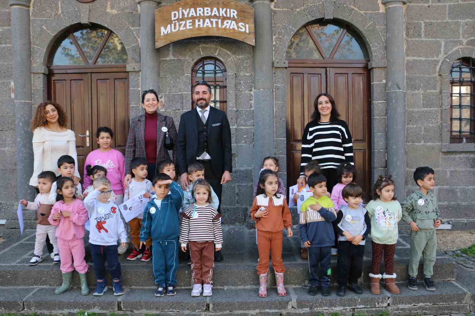 diyarbakir ickale muzesinde kurulan cocuk atolyesinde cocuklar kendi eserlerini yapip sergiliyor 13 QYKXalIl