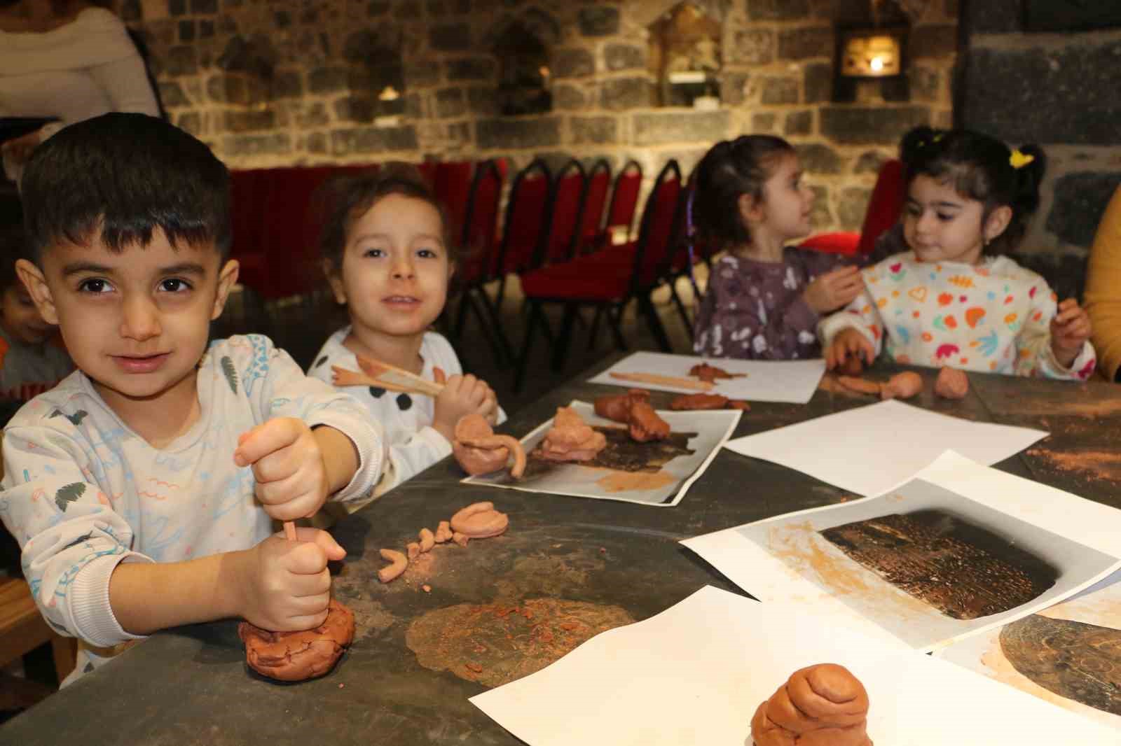 diyarbakir ickale muzesinde kurulan cocuk atolyesinde cocuklar kendi eserlerini yapip sergiliyor 2 blIejLiH