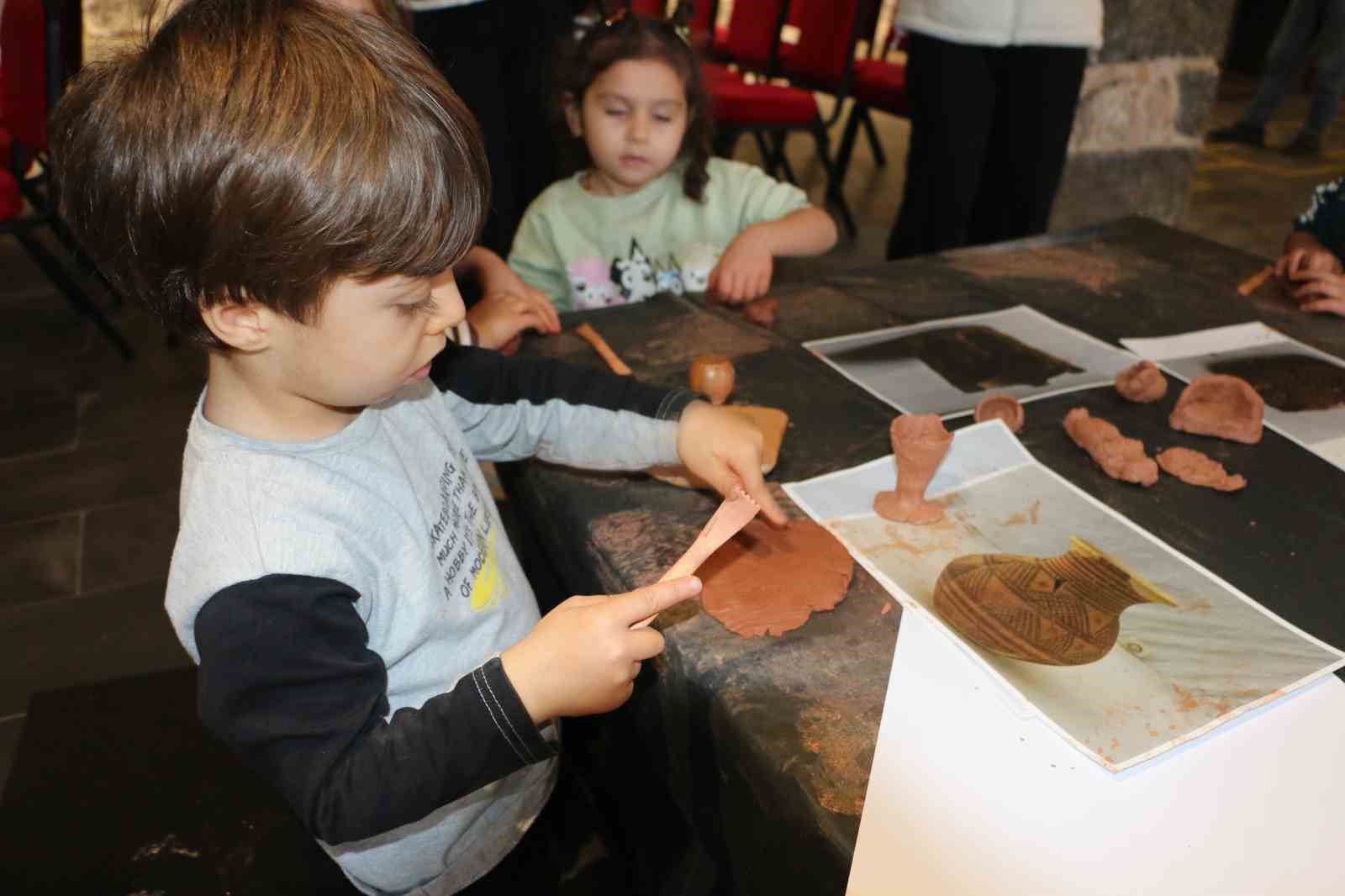 diyarbakir ickale muzesinde kurulan cocuk atolyesinde cocuklar kendi eserlerini yapip sergiliyor 5 IFTYiyah
