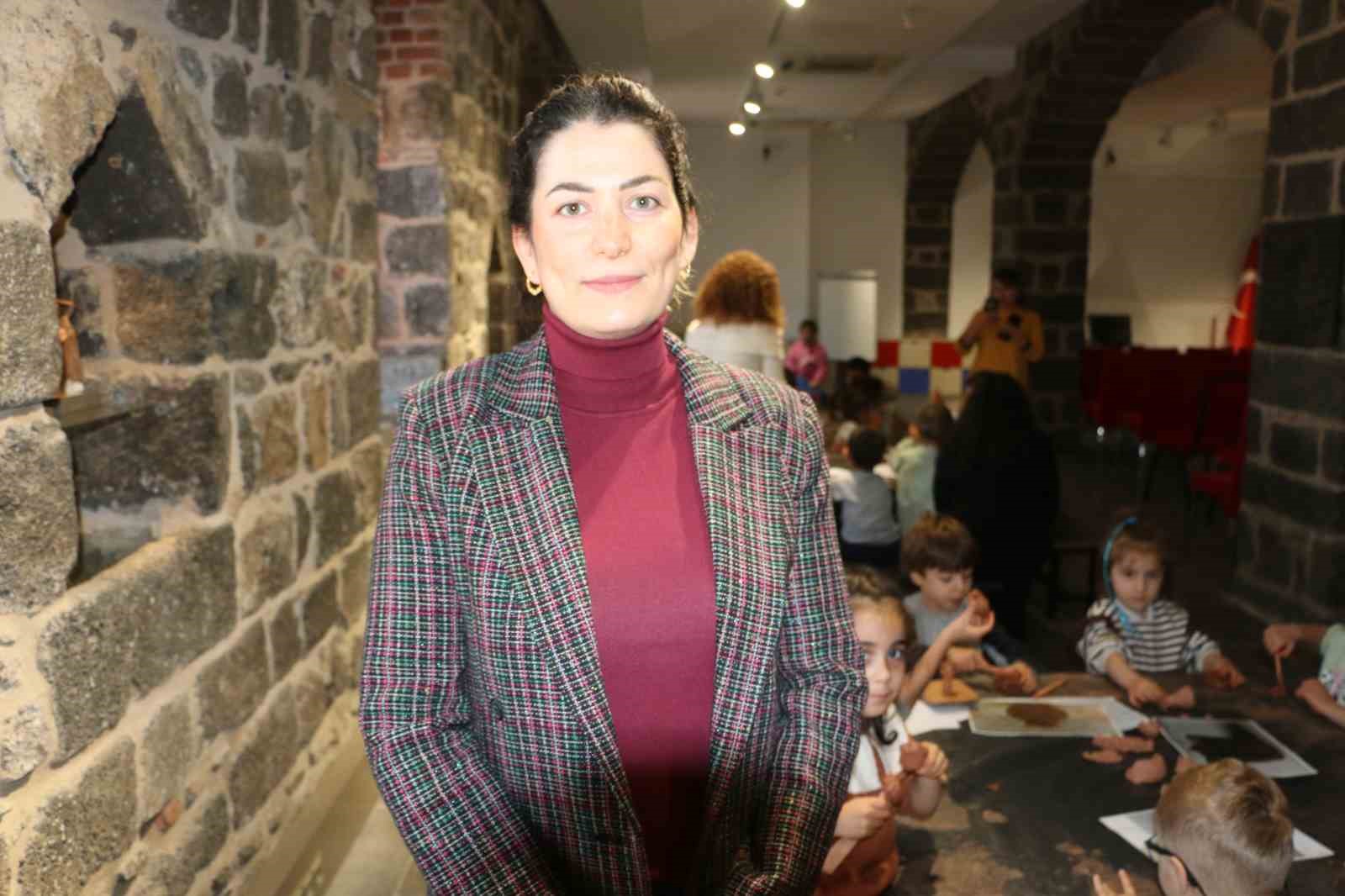 diyarbakir ickale muzesinde kurulan cocuk atolyesinde cocuklar kendi eserlerini yapip sergiliyor 7 5IKvdRrz