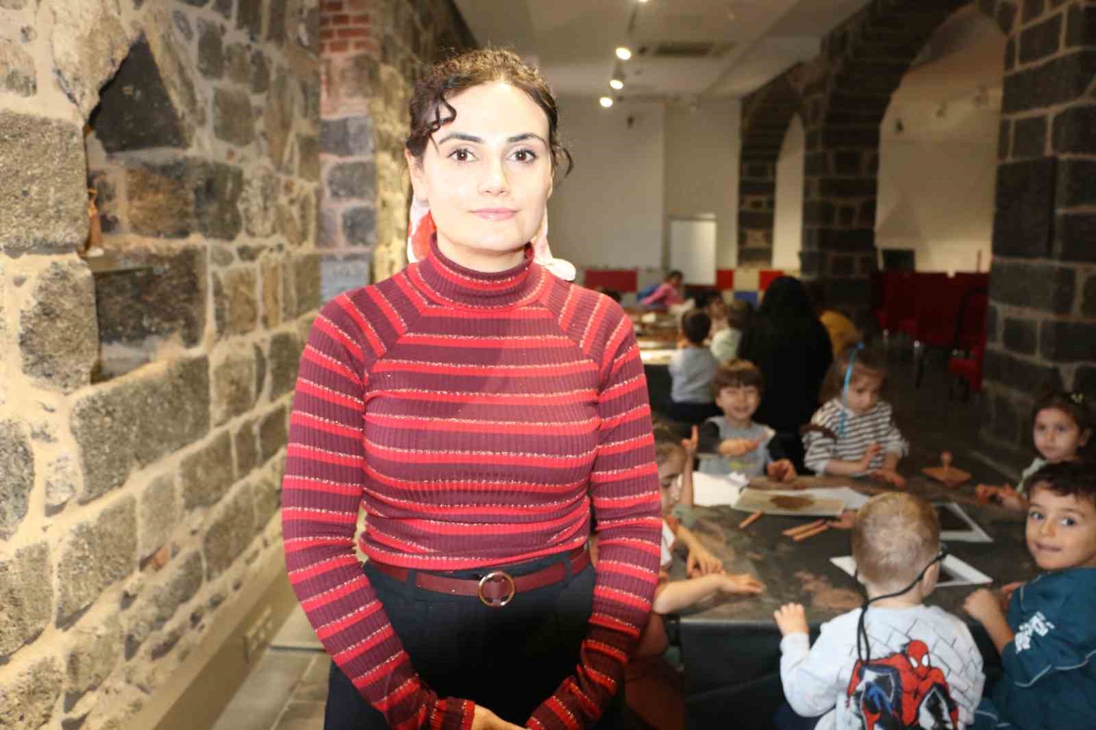 diyarbakir ickale muzesinde kurulan cocuk atolyesinde cocuklar kendi eserlerini yapip sergiliyor 8 bTKTev6Z