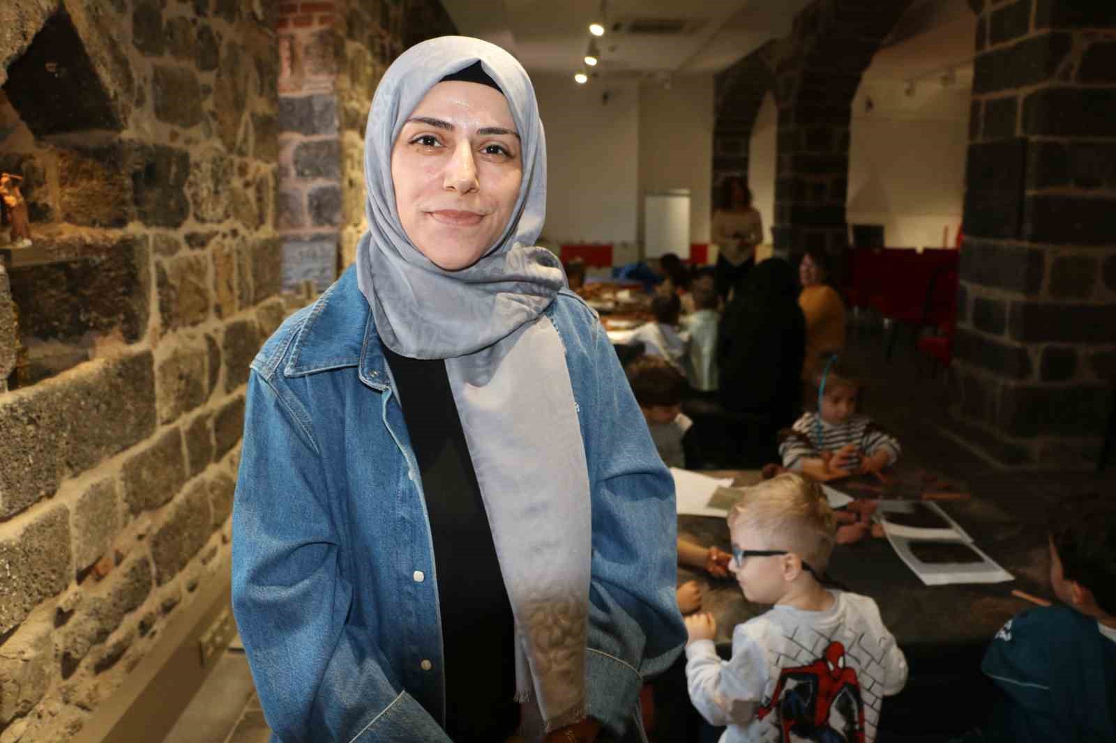 diyarbakir ickale muzesinde kurulan cocuk atolyesinde cocuklar kendi eserlerini yapip sergiliyor 9