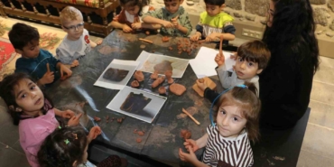 diyarbakir-ickale-muzesinde-kurulan-cocuk-atolyesinde-cocuklar-kendi-eserlerini-yapip-sergiliyor-T2TpgebV.jpg