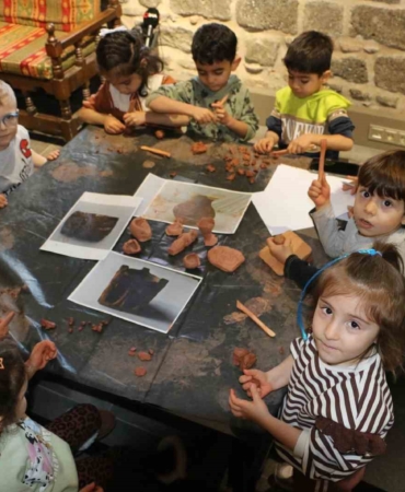 diyarbakir-ickale-muzesinde-kurulan-cocuk-atolyesinde-cocuklar-kendi-eserlerini-yapip-sergiliyor-T2TpgebV.jpg