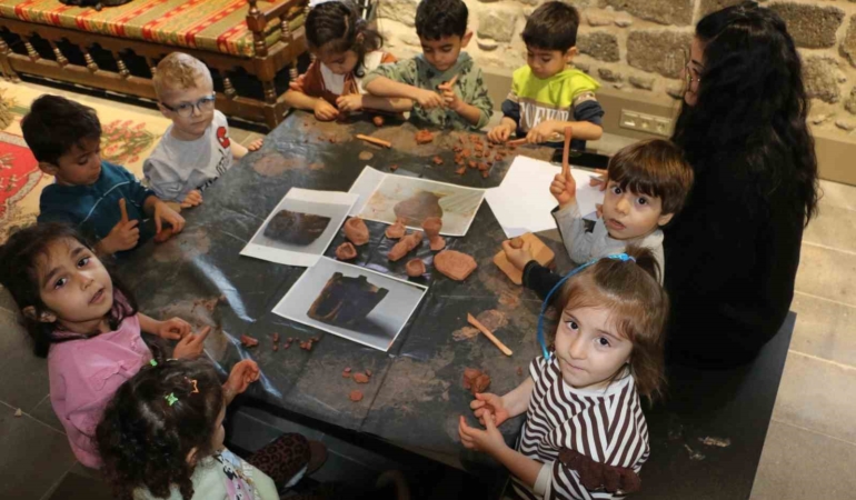 diyarbakir-ickale-muzesinde-kurulan-cocuk-atolyesinde-cocuklar-kendi-eserlerini-yapip-sergiliyor-T2TpgebV.jpg