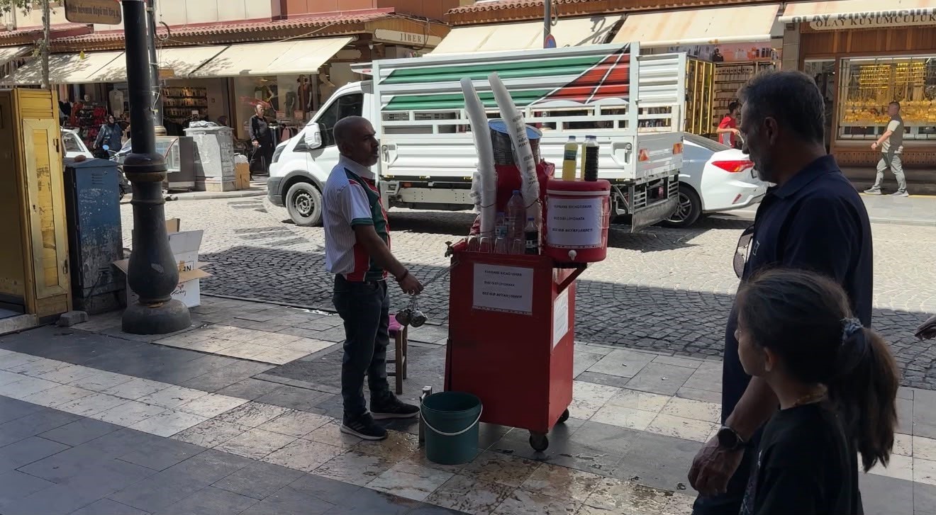 Diyarbakır sıcaklarında serinleten kurtarıcı: Meyan kökü şerbetine yoğun ilgi 6 diyarbakir sicaklarinda serinleten kurtarici meyan koku serbetine yogun ilgi 2 mwPmK74M