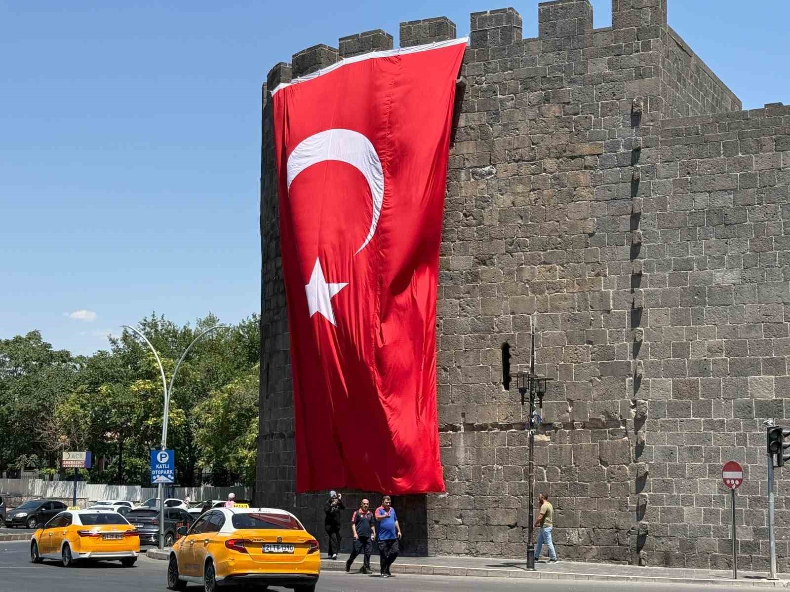 Diyarbakır surlarına dev Türk bayrağı asıldı 4 diyarbakir surlarina dev turk bayragi asildi 0 JlswGzu6