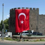 diyarbakir-surlarina-dev-turk-bayragi-asildi-SDSeQRDk.jpg