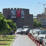diyarbakir-surlarinda-mhp-lideri-bahcelinin-dev-posteri-asildi-baris-cagrisinda-bulunuldu-4nTgSYB9.jpg
