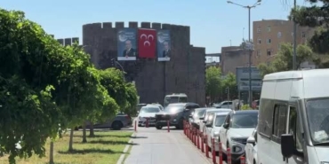 diyarbakir-surlarinda-mhp-lideri-bahcelinin-dev-posteri-asildi-baris-cagrisinda-bulunuldu-4nTgSYB9.jpg