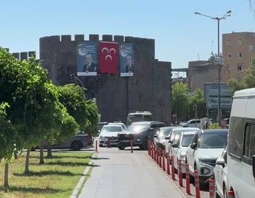 diyarbakir-surlarinda-mhp-lideri-bahcelinin-dev-posteri-asildi-baris-cagrisinda-bulunuldu-4nTgSYB9.jpg