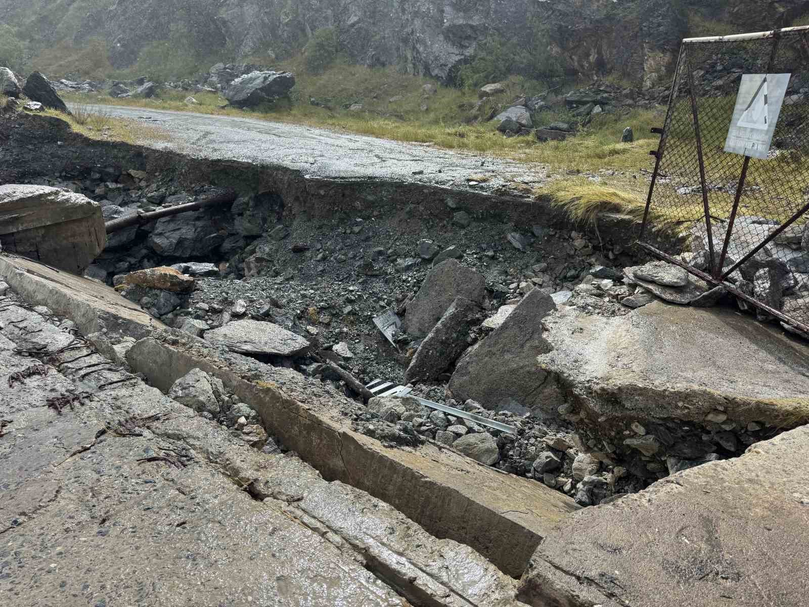 diyarbakir ve malatyayi birbirine baglayan koprunun karayla baglantisindaki hasara ragmen ustunde yuruduler 0 lbjXzdD1