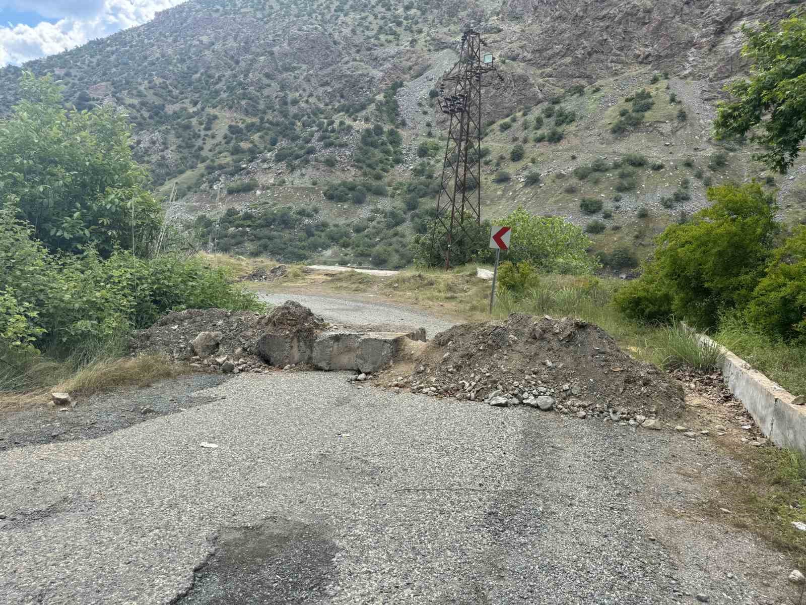 diyarbakir ve malatyayi birbirine baglayan koprunun karayla baglantisindaki hasara ragmen ustunde yuruduler 1 kLjNnhsM