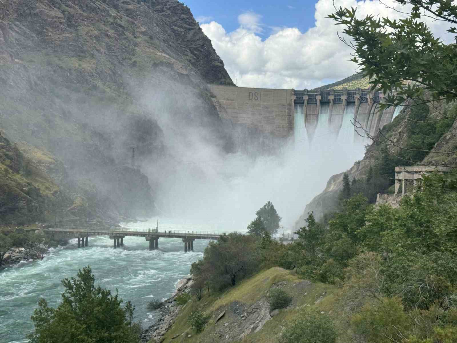 diyarbakir ve malatyayi birbirine baglayan koprunun karayla baglantisindaki hasara ragmen ustunde yuruduler 3 hWsXIN5q