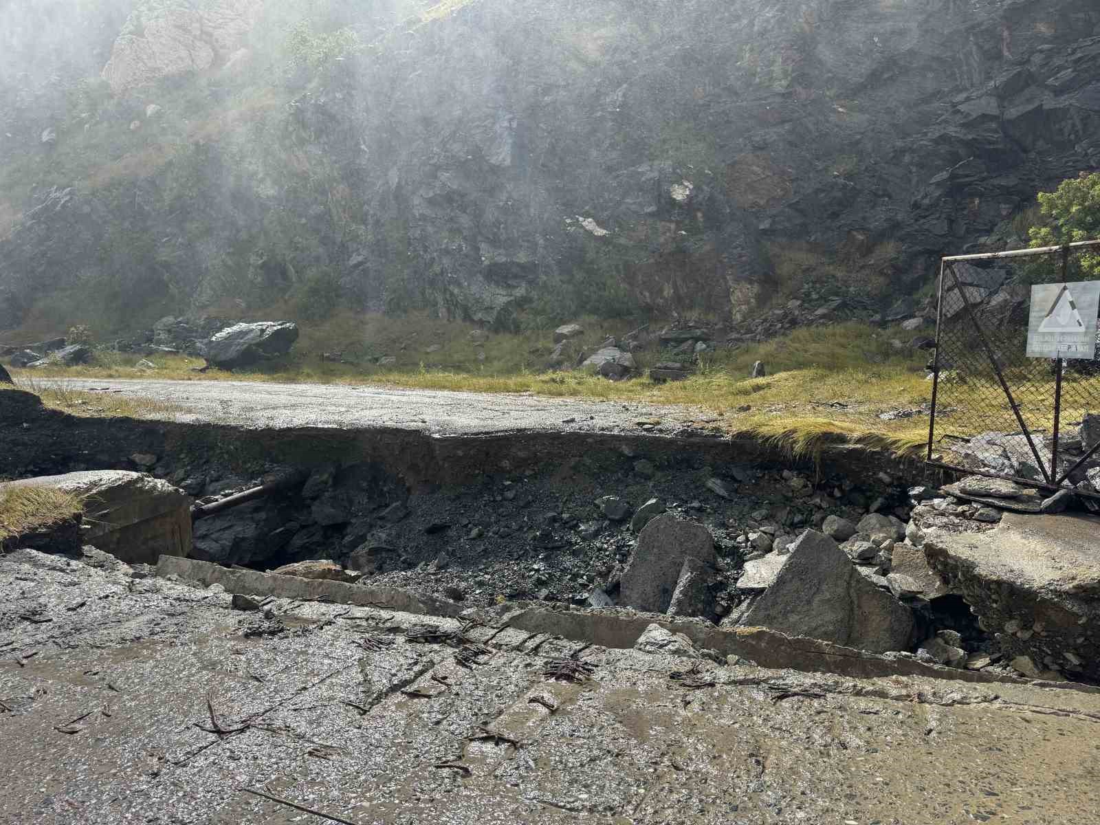 diyarbakir ve malatyayi birbirine baglayan koprunun karayla baglantisindaki hasara ragmen ustunde yuruduler 4 Ui7E2reD
