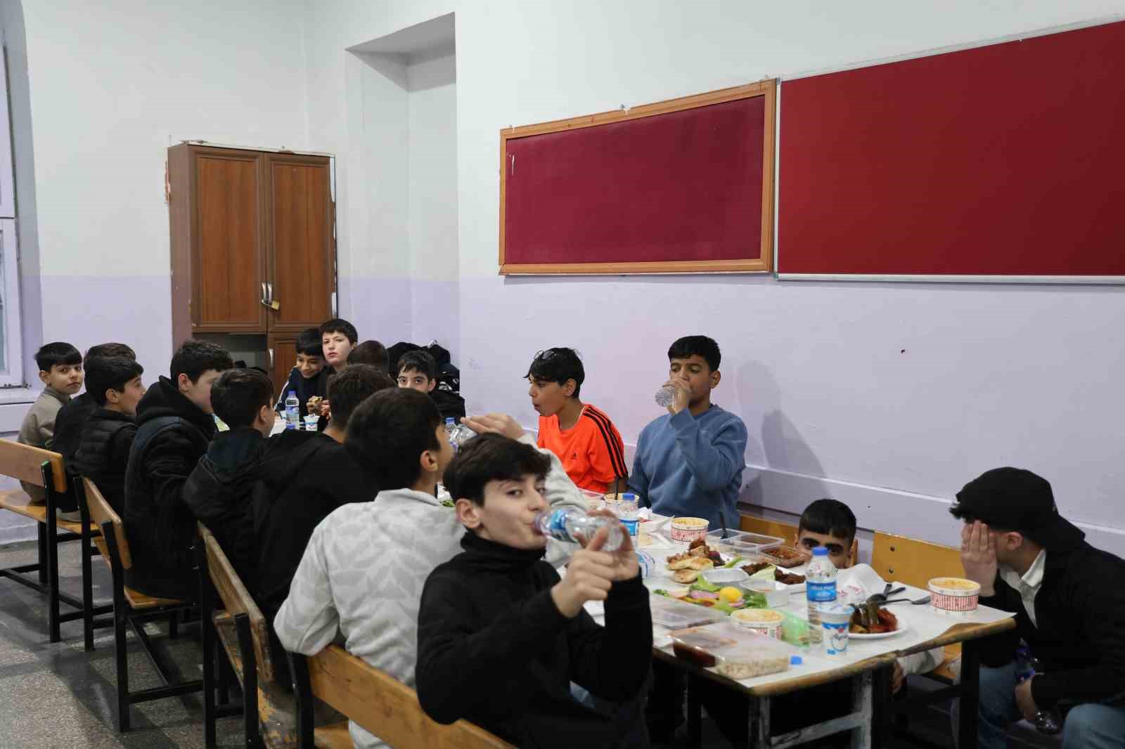 diyarbakirda 112 yillik okulda iftar 1 tSciyMwH