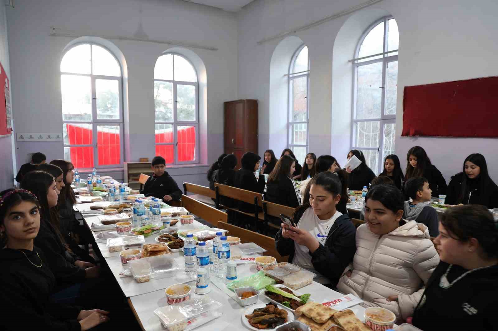 diyarbakirda 112 yillik okulda iftar 5 RRQXaaFW
