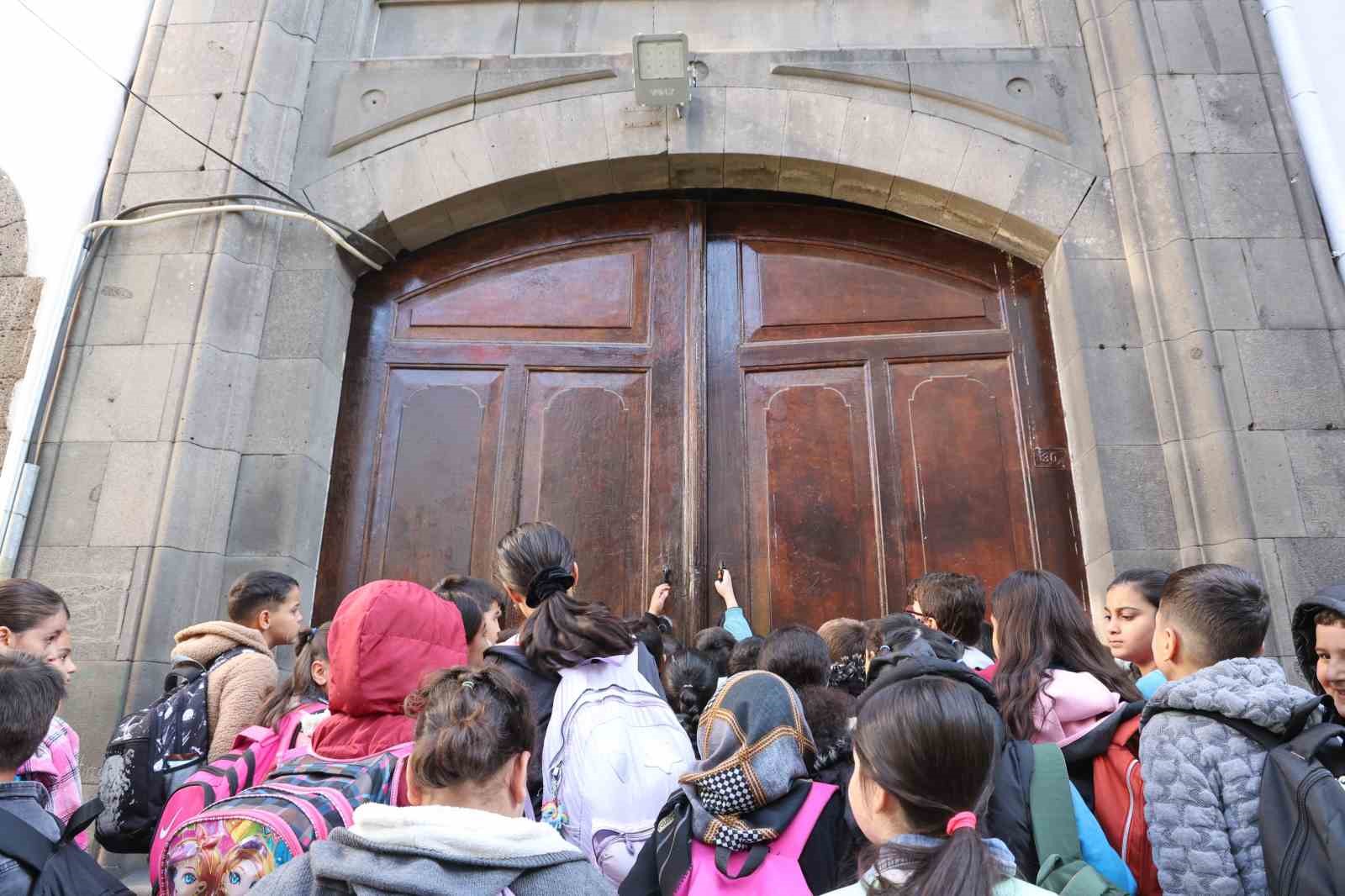 diyarbakirda 115 yillik egitim yuvasinin ihtisamli kapisi 1 asirdir araliksiz ogrencilere aciliyor 1 AqDvFhKP