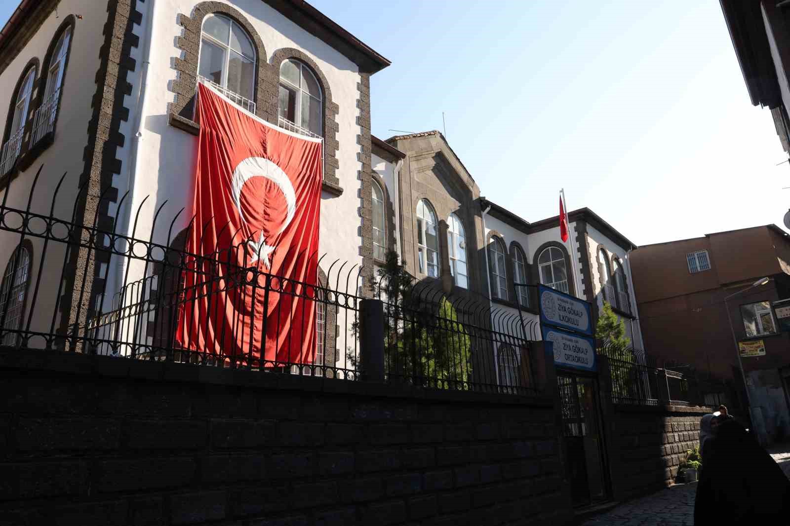 diyarbakirda 115 yillik egitim yuvasinin ihtisamli kapisi 1 asirdir araliksiz ogrencilere aciliyor 12 M6vfbKcF