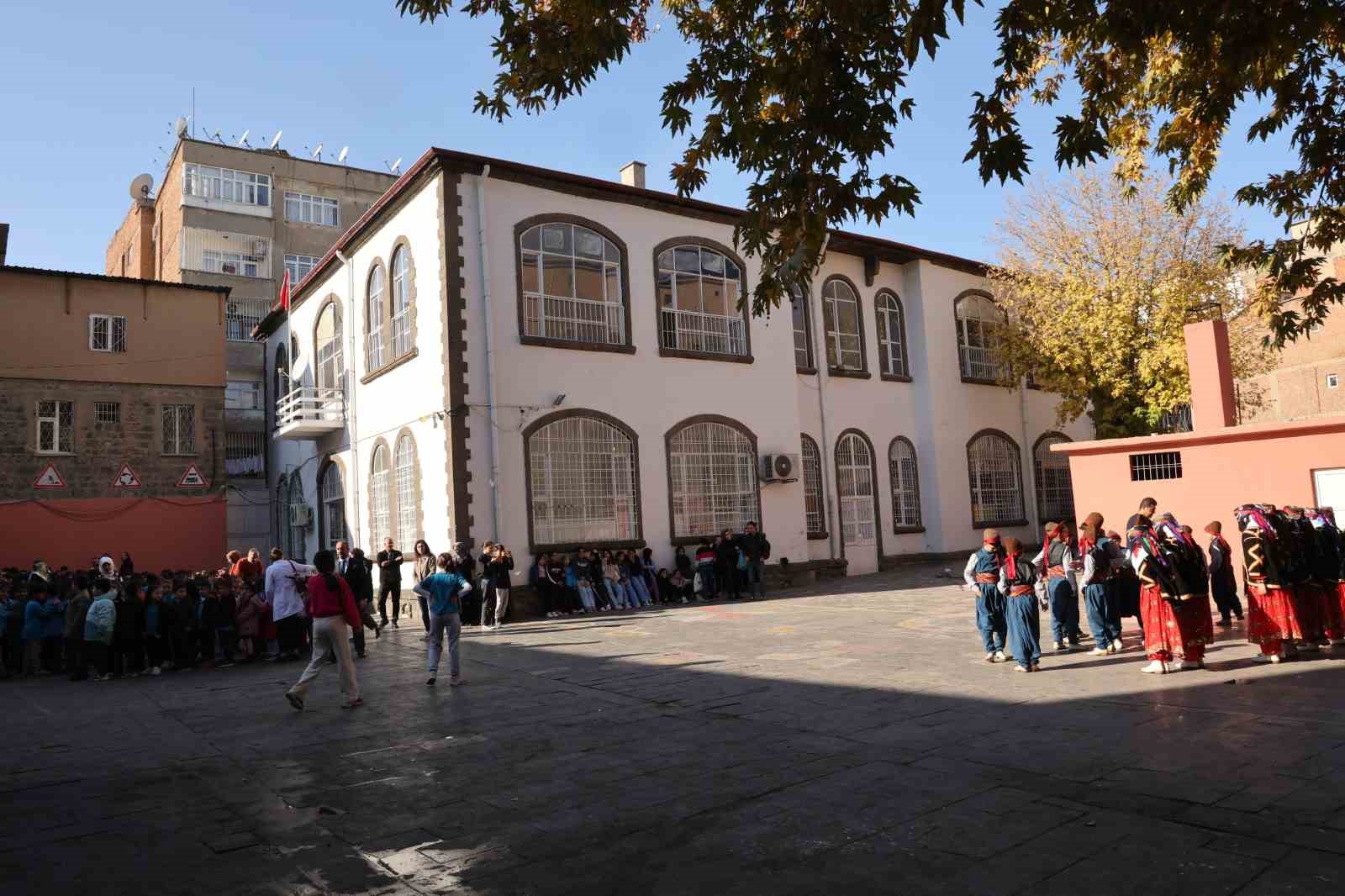 diyarbakirda 115 yillik egitim yuvasinin ihtisamli kapisi 1 asirdir araliksiz ogrencilere aciliyor 8