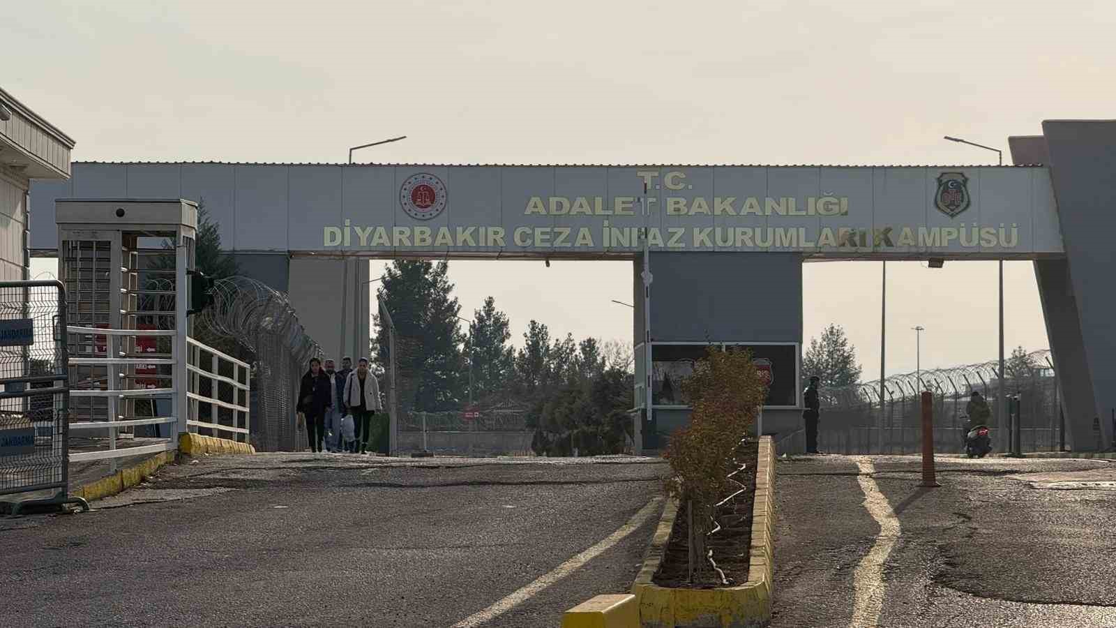 diyarbakirda 11inci yargi paketi heyecani aileler cezaevi onunde toplandi 0