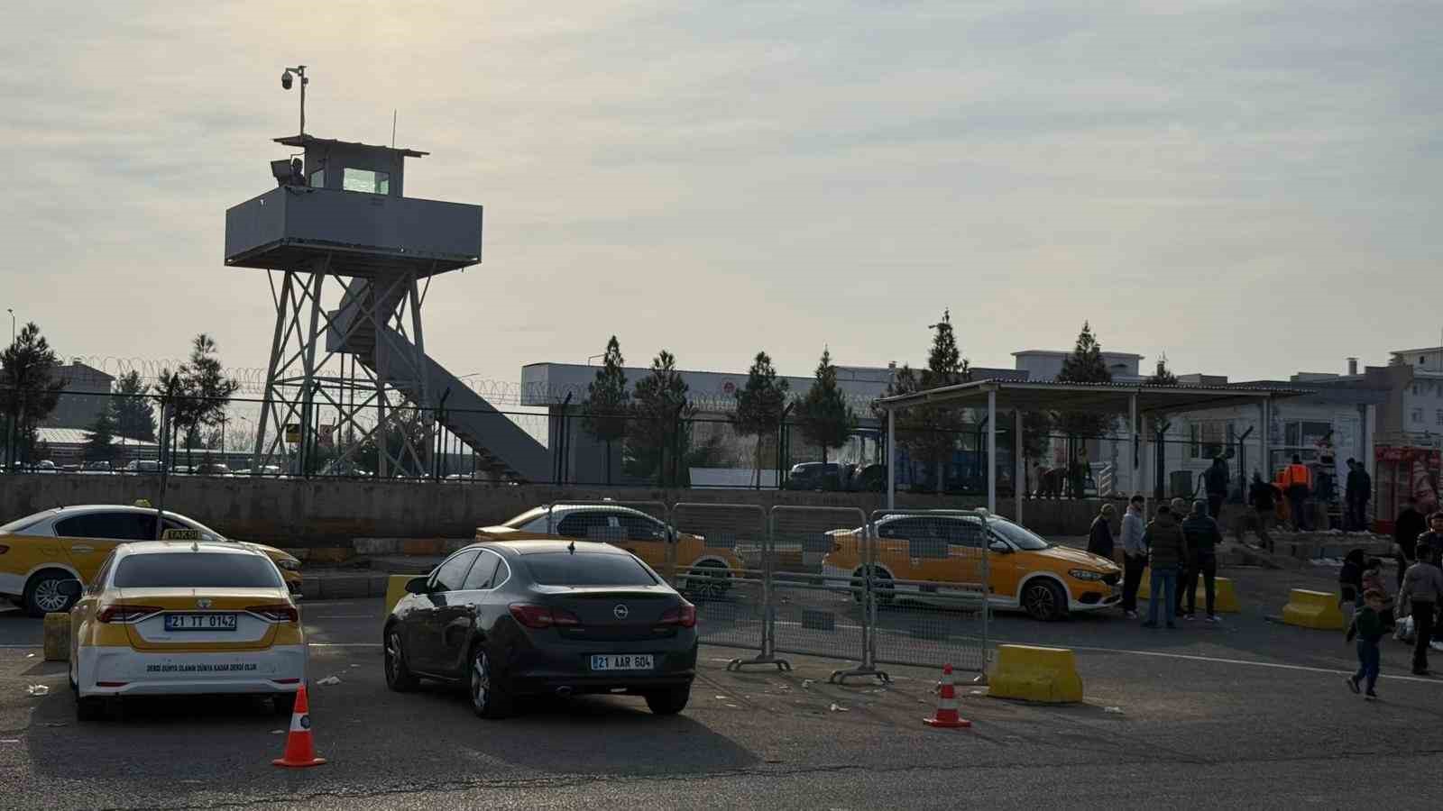 diyarbakirda 11inci yargi paketi heyecani aileler cezaevi onunde toplandi 1 CiUwYA9Q