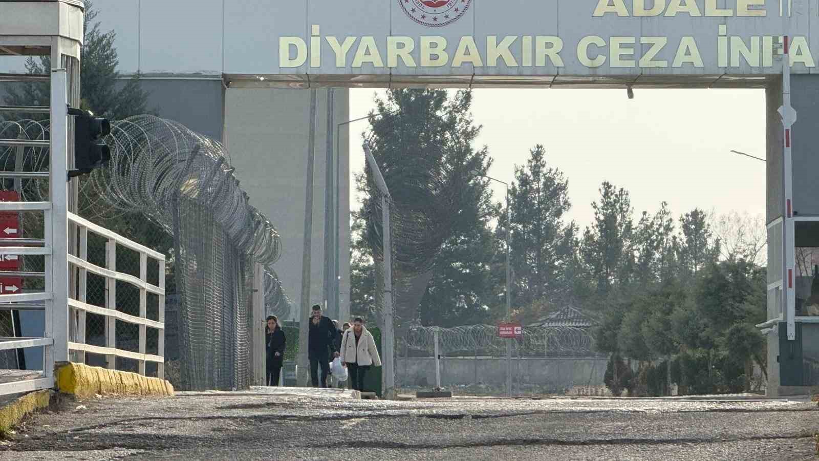 diyarbakirda 11inci yargi paketi heyecani aileler cezaevi onunde toplandi 2 VZq1nfeY