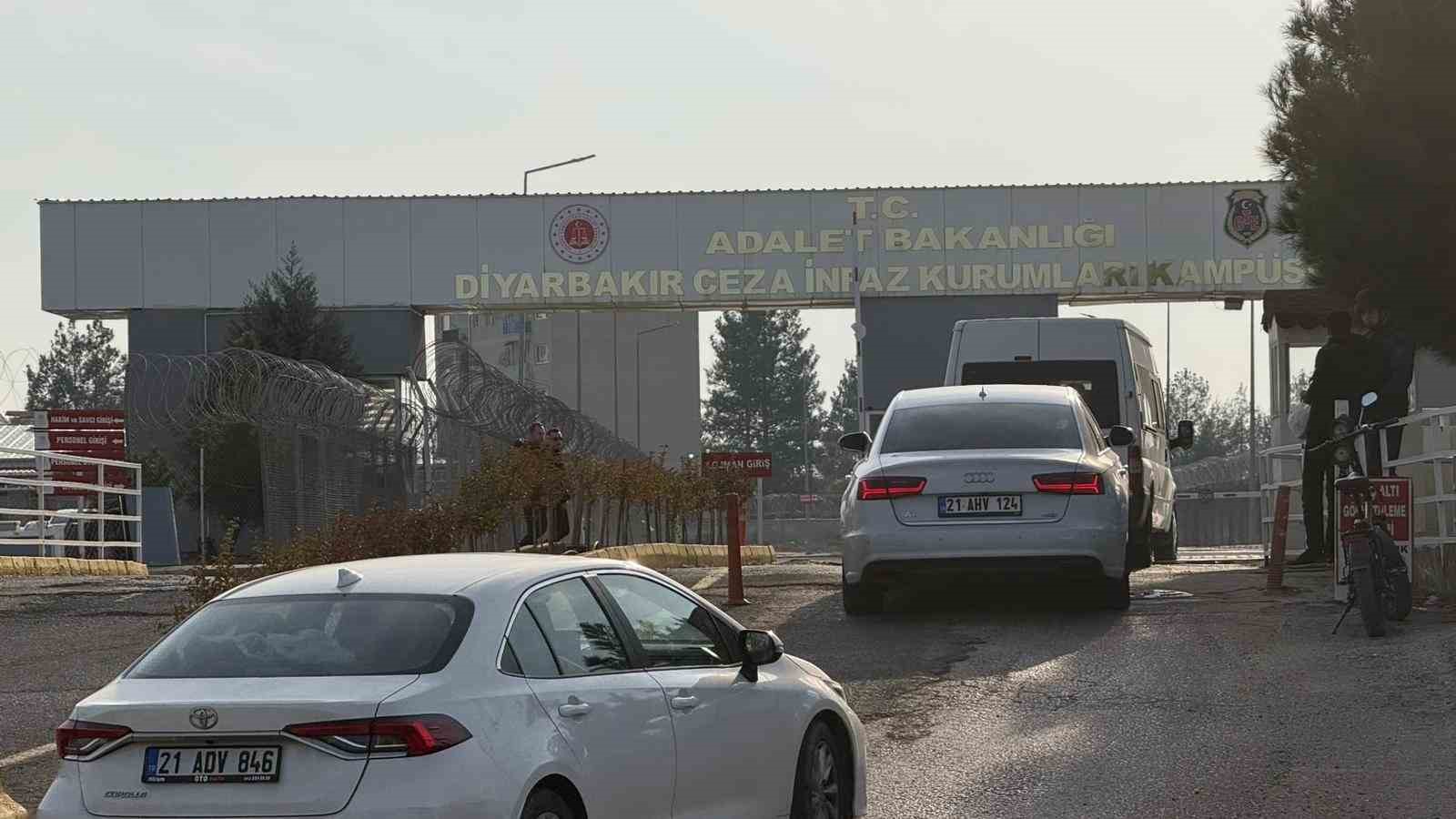 diyarbakirda 11inci yargi paketi heyecani aileler cezaevi onunde toplandi 3 ZeC73vsM