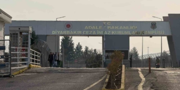 diyarbakirda-11inci-yargi-paketi-heyecani-aileler-cezaevi-onunde-toplandi-qtny8Rx4.jpg