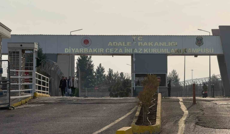 diyarbakirda-11inci-yargi-paketi-heyecani-aileler-cezaevi-onunde-toplandi-qtny8Rx4.jpg