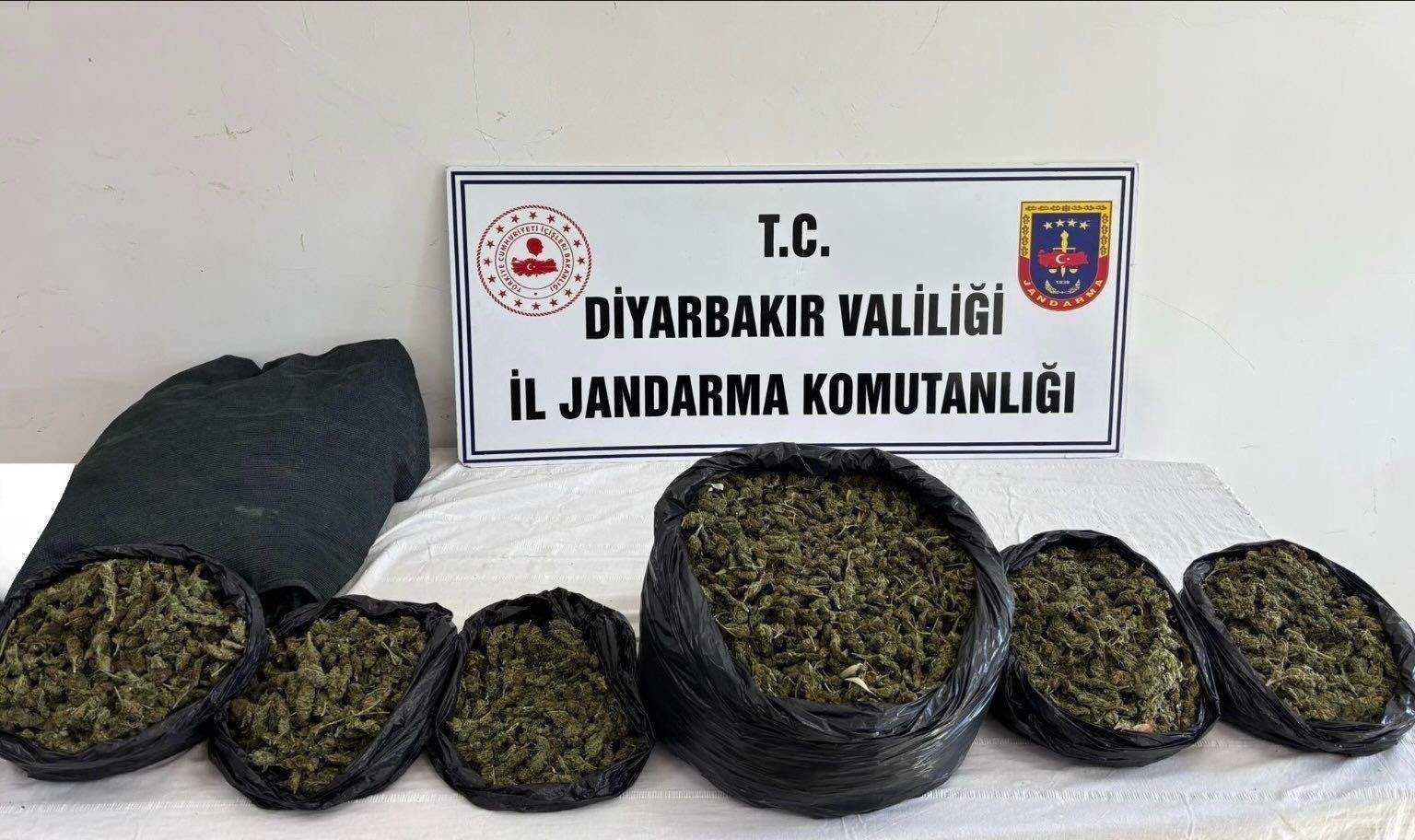 diyarbakirda 129 kilo uyusturucu ve hap ele gecirildi 21 supheliye yasal islem 0 VQwkjPCL