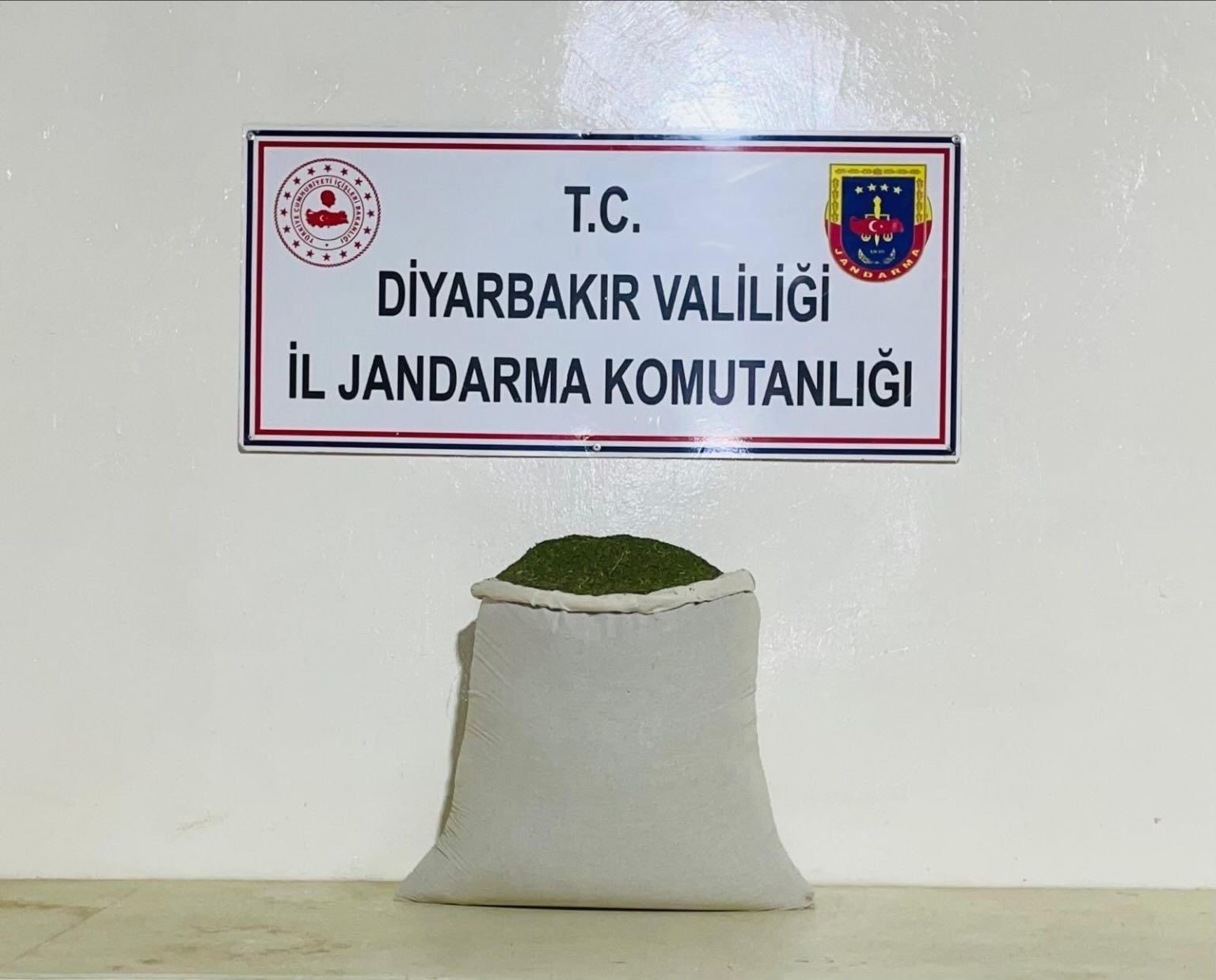 diyarbakirda 129 kilo uyusturucu ve hap ele gecirildi 21 supheliye yasal islem 1 dmquFRPA